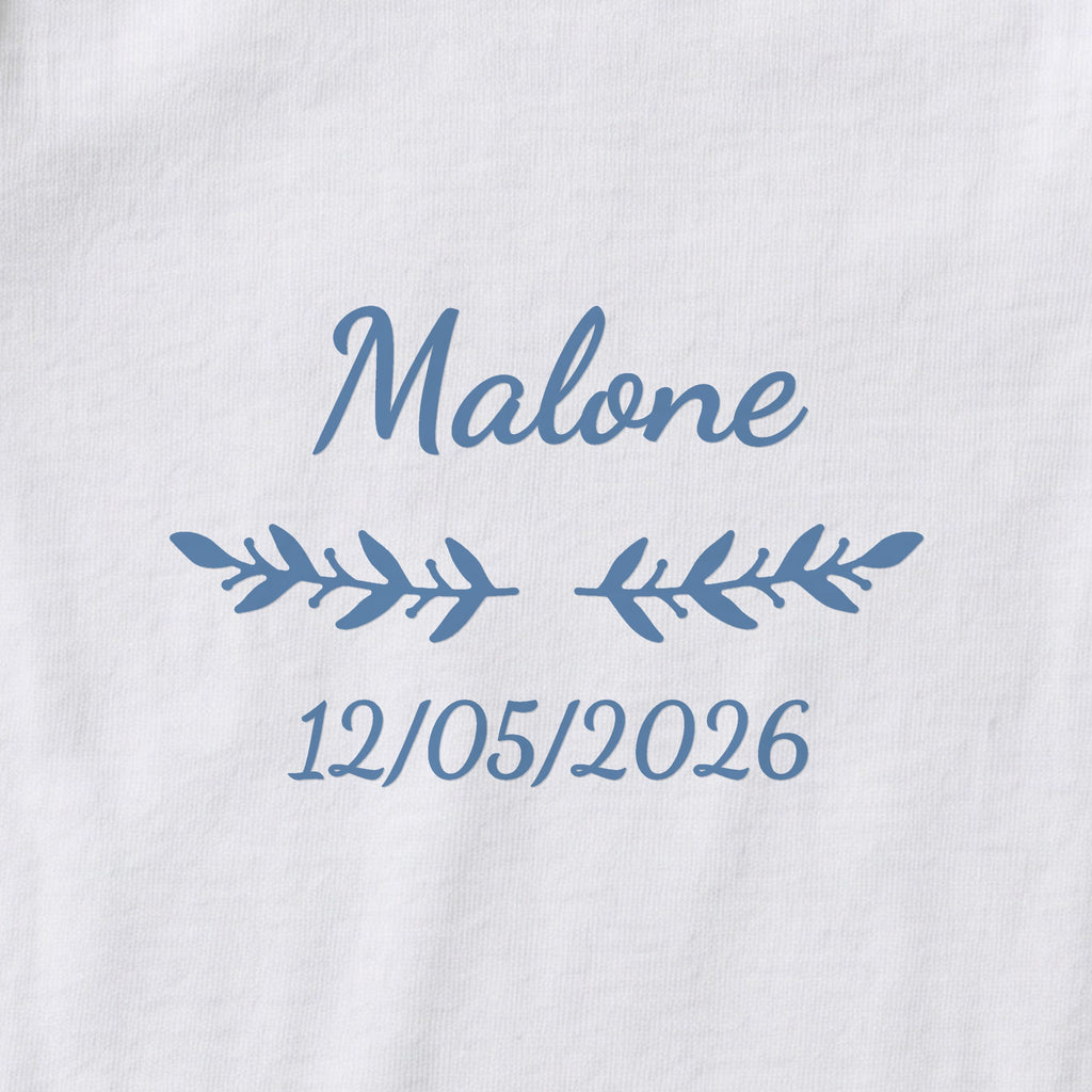 Body bébé personnalisé Malone — gros plan du marquage « Malone », ornement Rameaux et date de naissance « 12/05/2026 »
