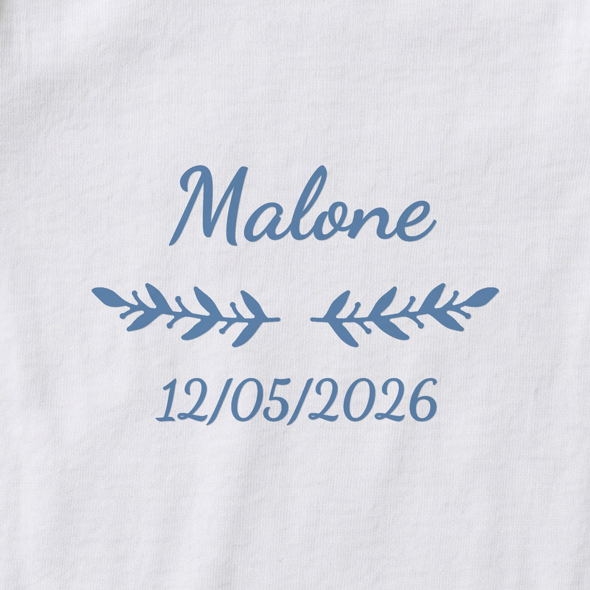 Body bébé personnalisé Malone — gros plan du marquage « Malone », ornement Rameaux et date de naissance « 12/05/2026 »