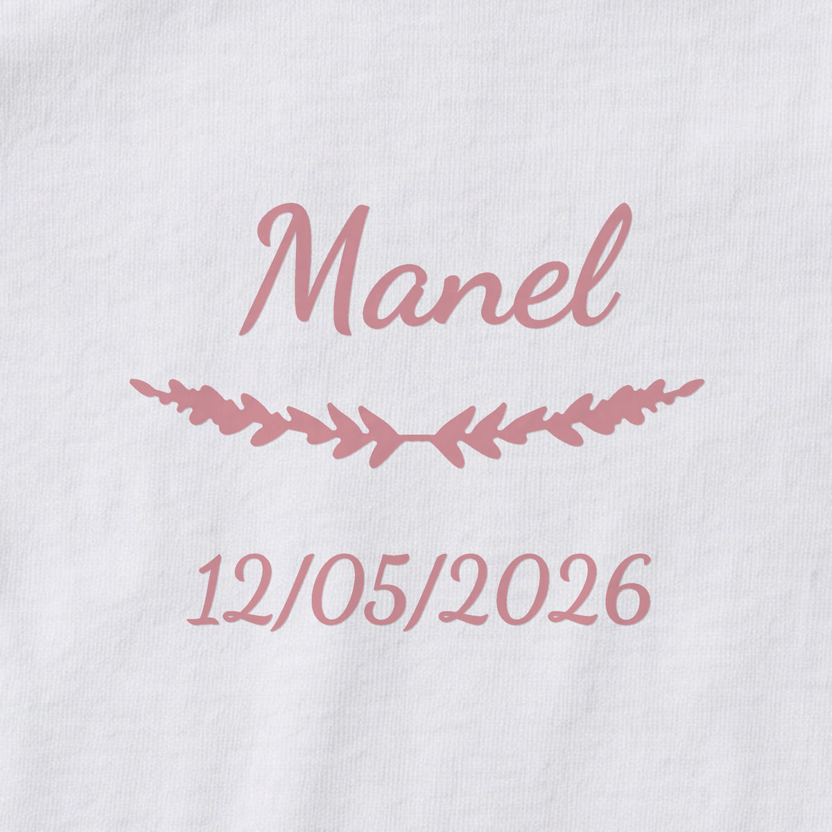 Body bébé personnalisé Manel — gros plan du marquage « Manel », ornement Brindilles et date de naissance « 12/05/2026 »