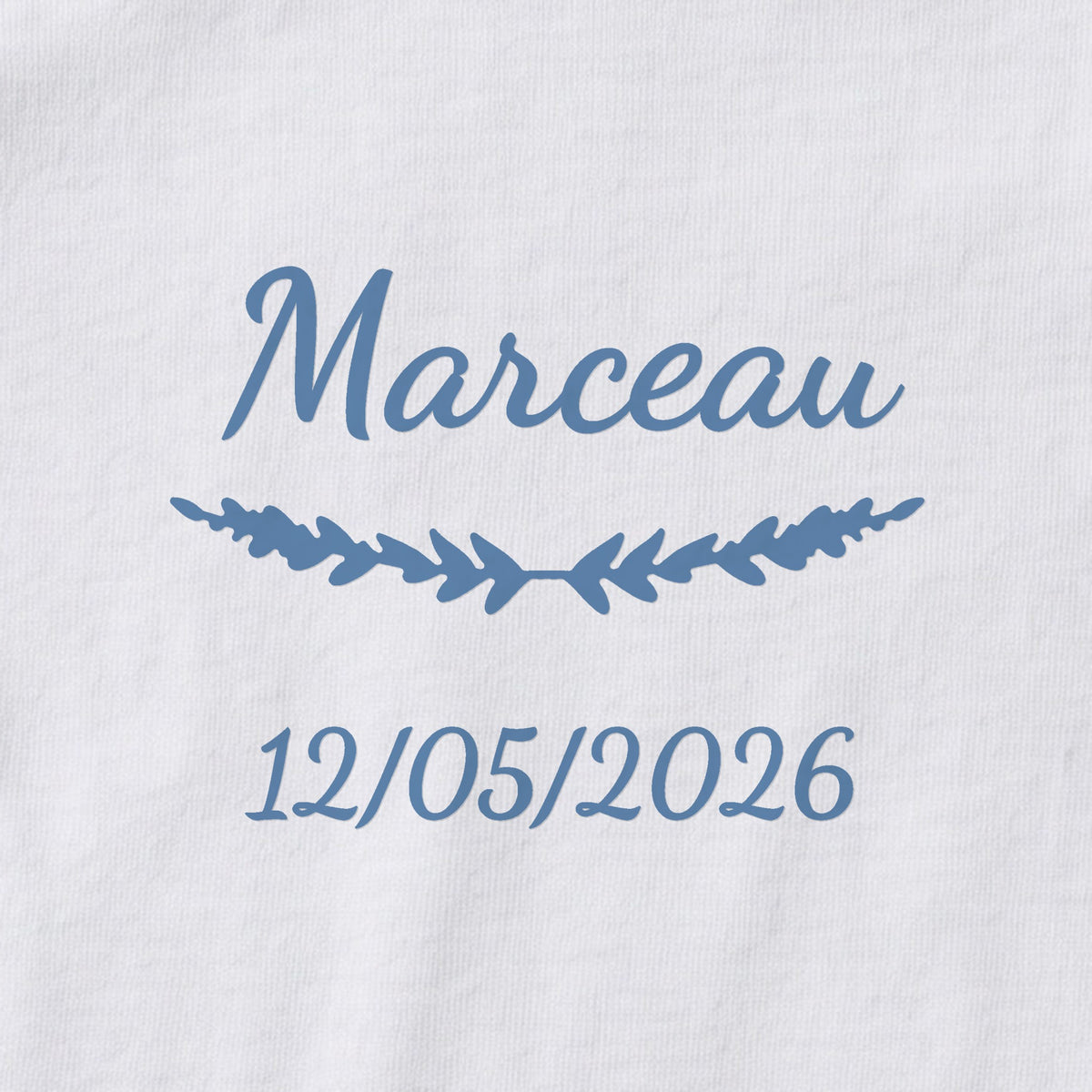 Body bébé personnalisé Marceau — gros plan du marquage « Marceau », ornement Brindilles et date de naissance « 12/05/2026 »