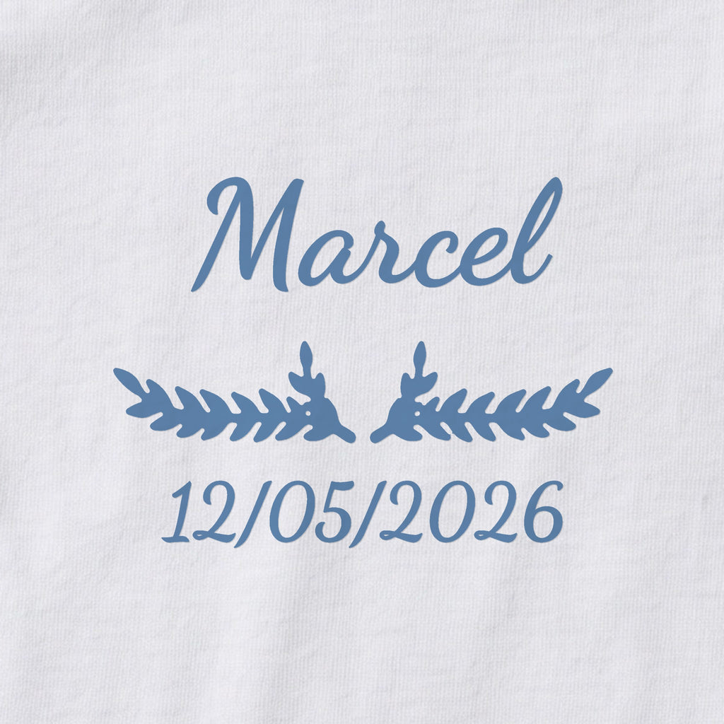 Body bébé personnalisé Marcel — gros plan du marquage « Marcel », ornement Bouquet et date de naissance « 12/05/2026 »