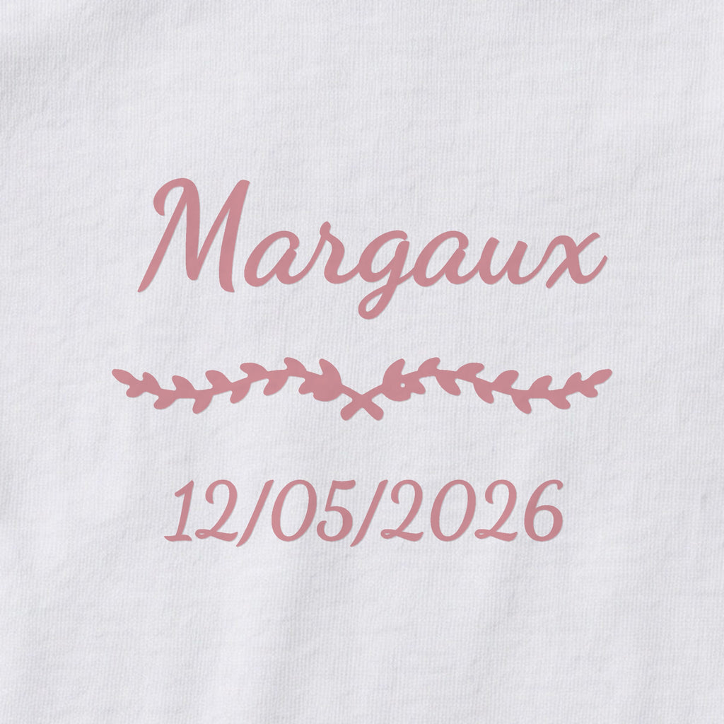 Body bébé personnalisé Margaux — gros plan du marquage « Margaux », ornement Liane et date de naissance « 12/05/2026 »