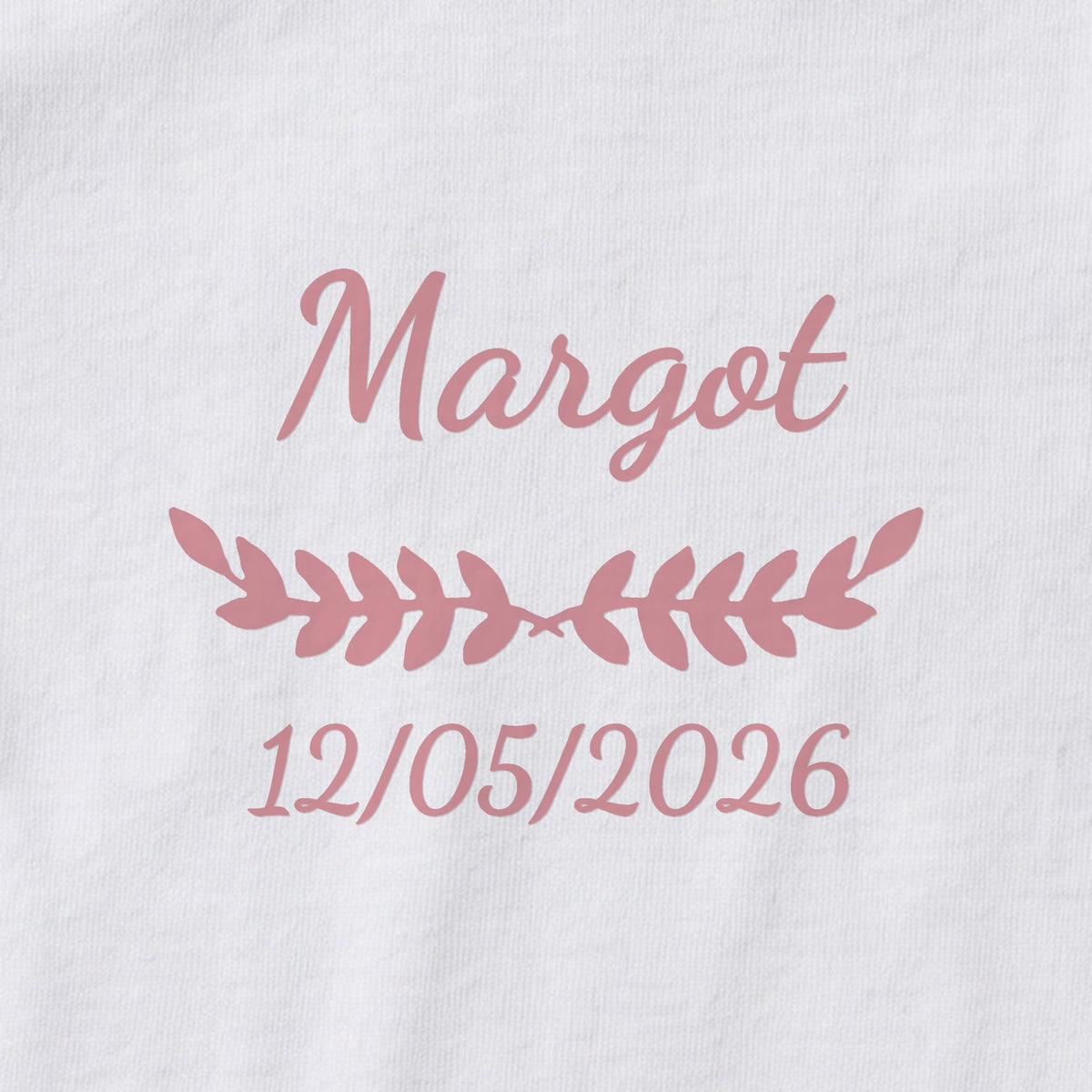 Body bébé personnalisé Margot — gros plan du marquage « Margot », ornement Feuillage et date de naissance « 12/05/2026 »