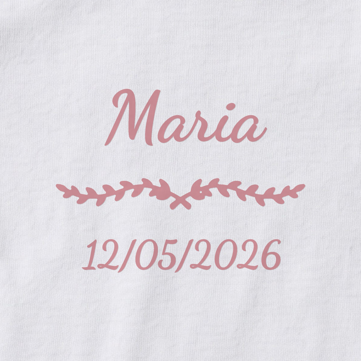 Body bébé personnalisé Maria — gros plan du marquage « Maria », ornement Liane et date de naissance « 12/05/2026 »