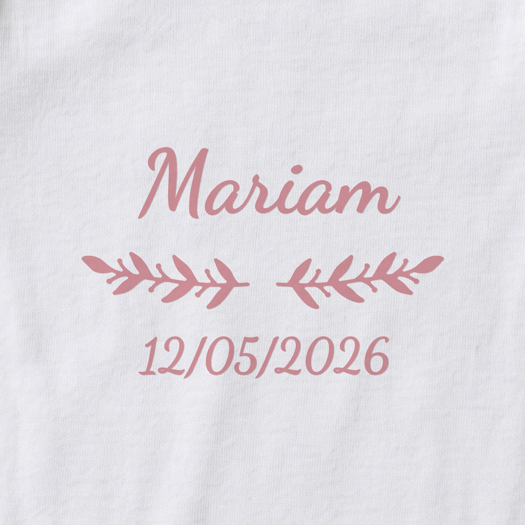 Body bébé personnalisé Mariam — gros plan du marquage « Mariam », ornement Rameaux et date de naissance « 12/05/2026 »