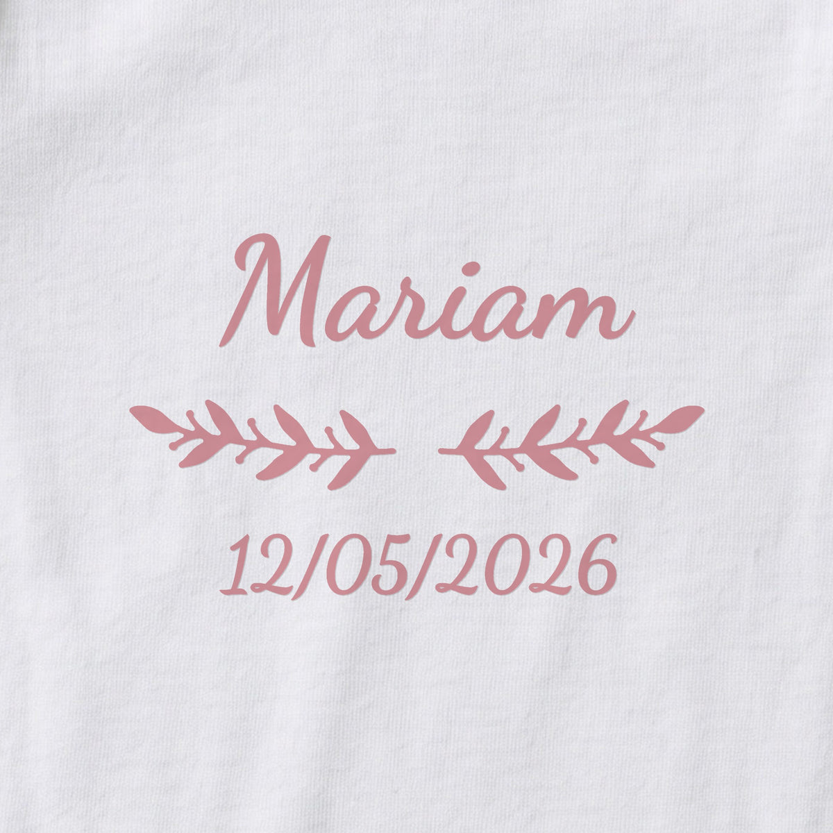 Body bébé personnalisé Mariam — gros plan du marquage « Mariam », ornement Rameaux et date de naissance « 12/05/2026 »