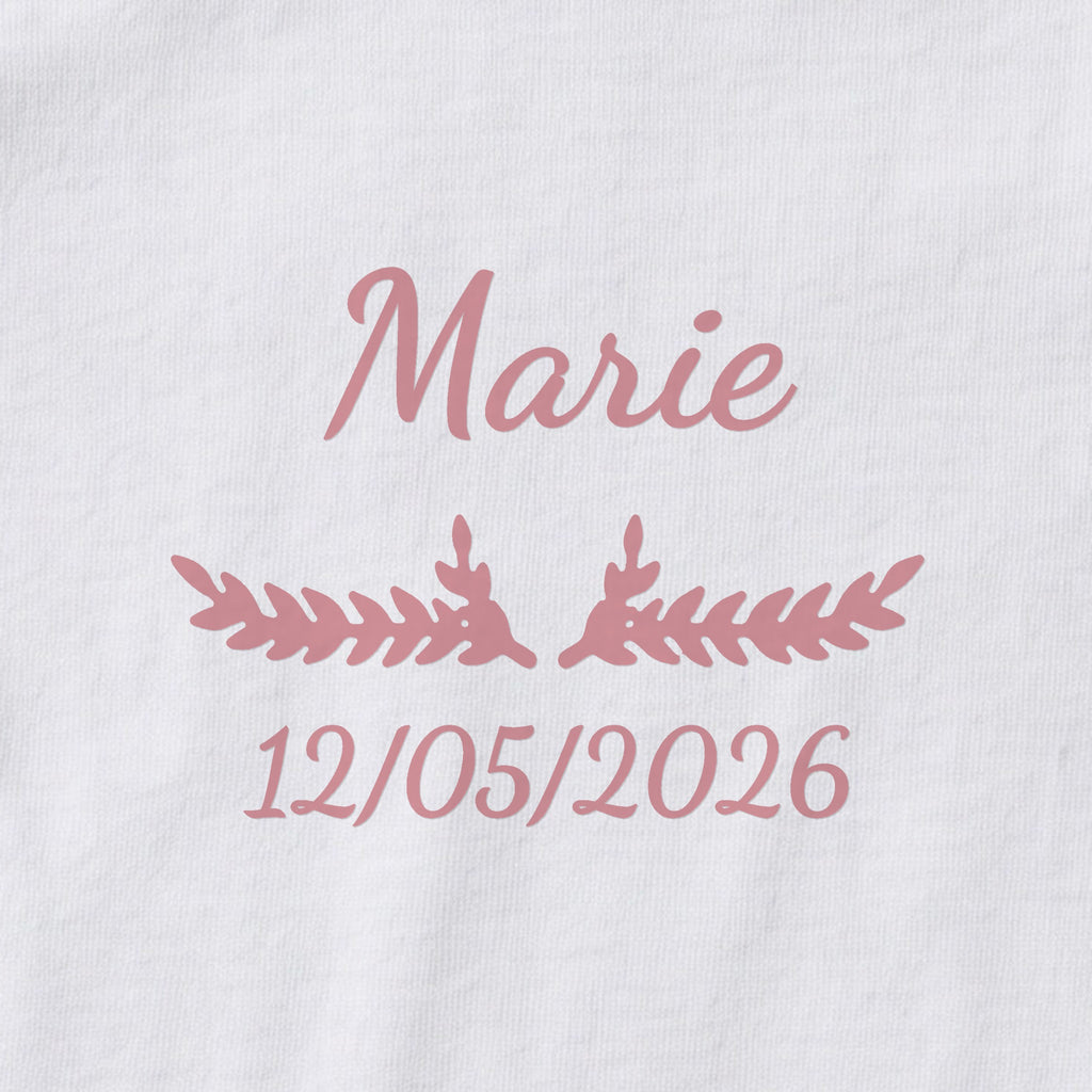 Body bébé personnalisé Marie — gros plan du marquage « Marie », ornement Bouquet et date de naissance « 12/05/2026 »
