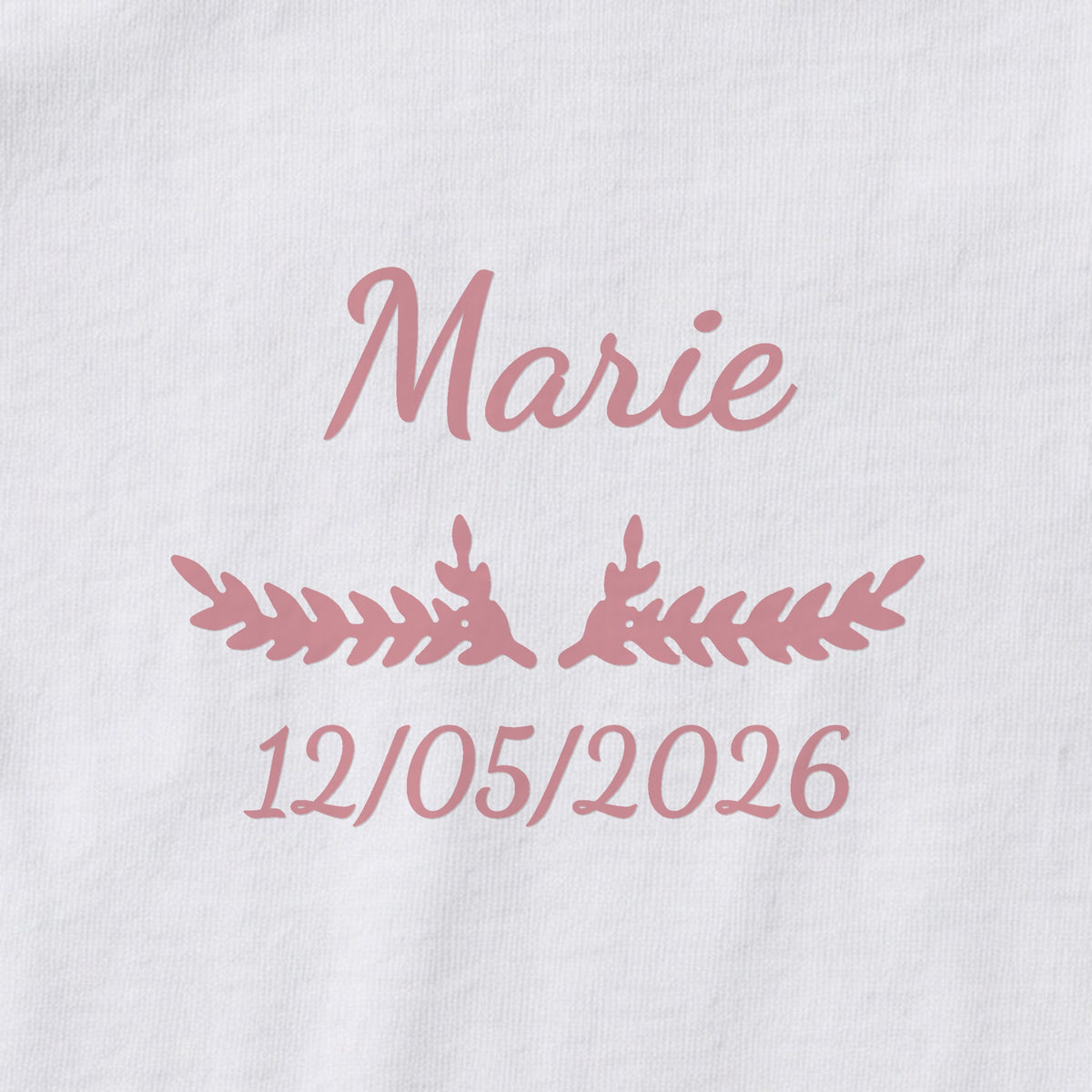 Body bébé personnalisé Marie — gros plan du marquage « Marie », ornement Bouquet et date de naissance « 12/05/2026 »