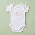 Body bébé blanc personnalisé Marie — prénom « Marie » marqué sur la poitrine, ornement Bouquet