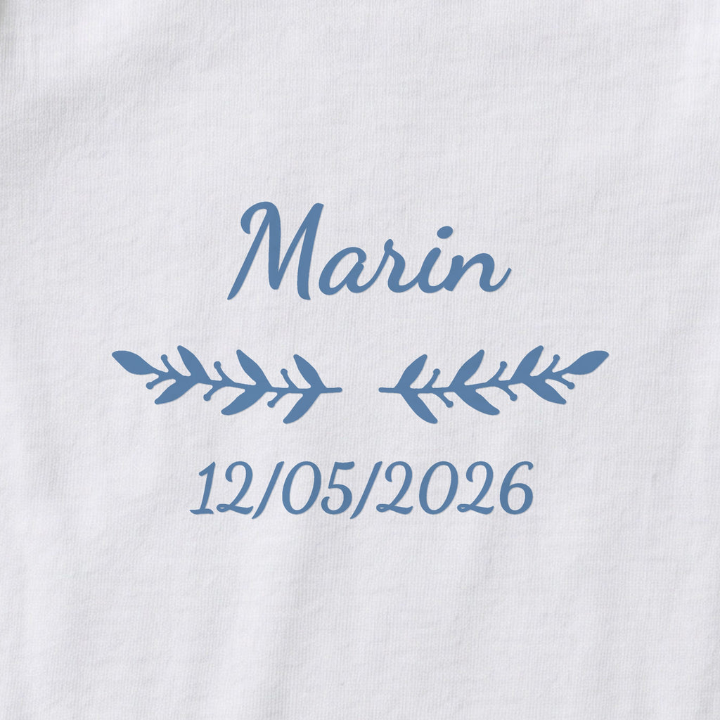 Body bébé personnalisé Marin — gros plan du marquage « Marin », ornement Rameaux et date de naissance « 12/05/2026 »