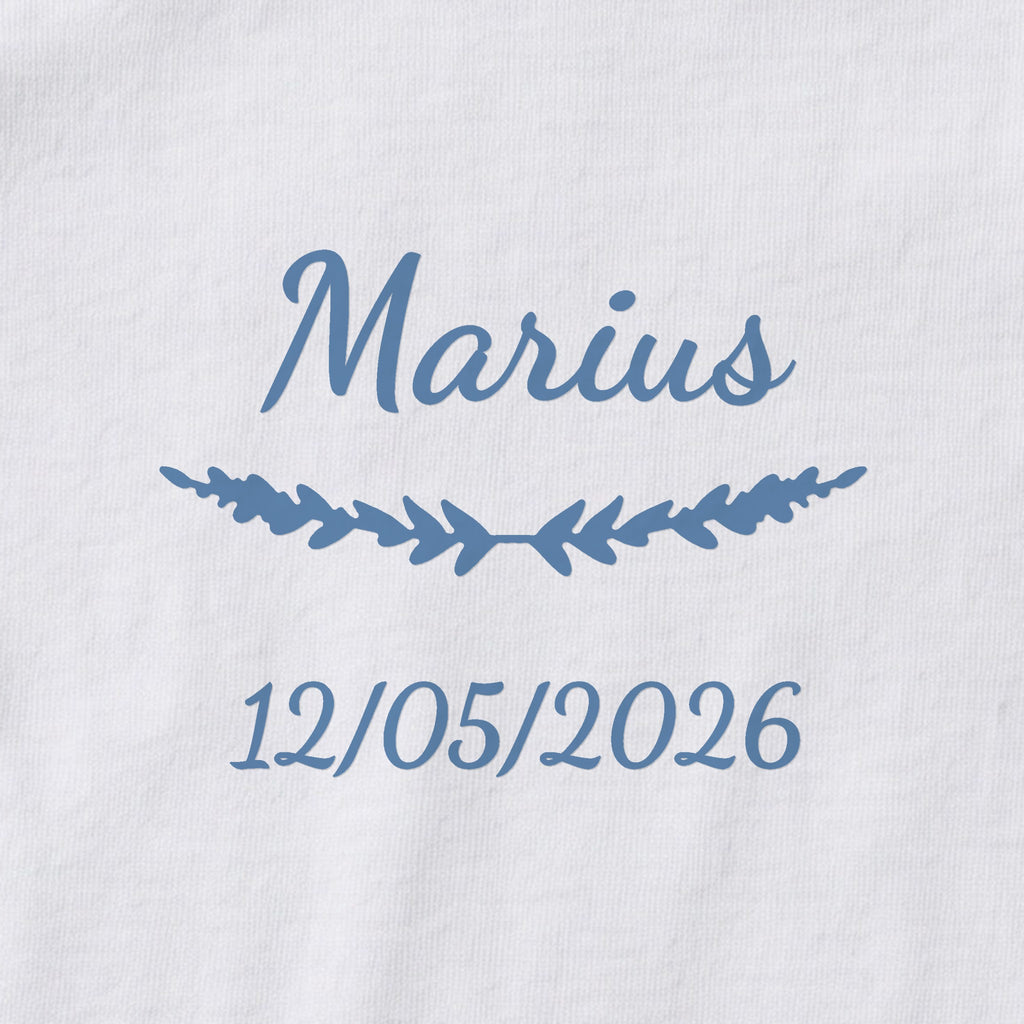 Body bébé personnalisé Marius — gros plan du marquage « Marius », ornement Brindilles et date de naissance « 12/05/2026 »