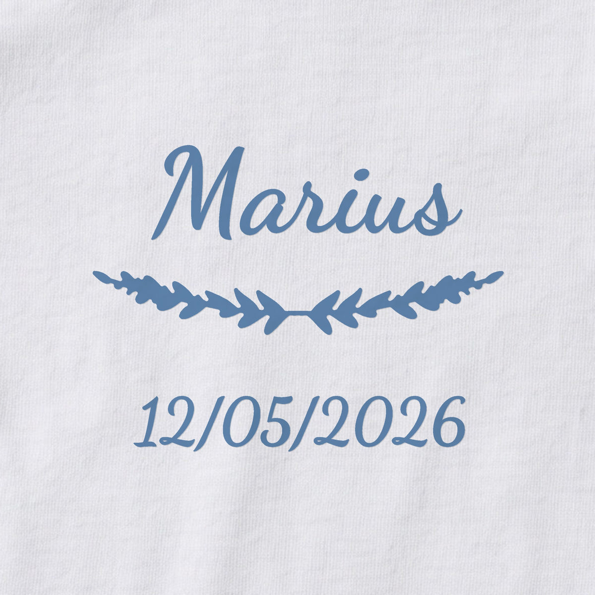 Body bébé personnalisé Marius — gros plan du marquage « Marius », ornement Brindilles et date de naissance « 12/05/2026 »