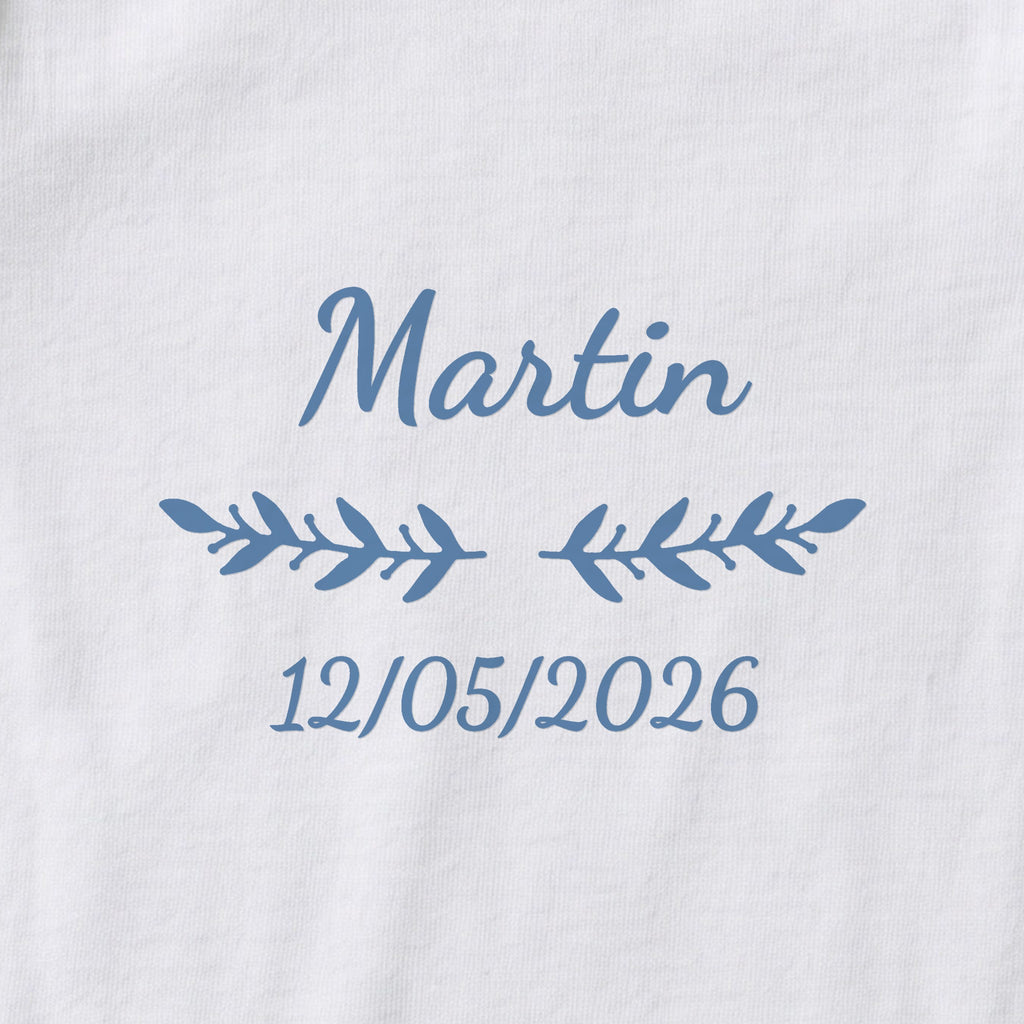 Body bébé personnalisé Martin — gros plan du marquage « Martin », ornement Rameaux et date de naissance « 12/05/2026 »