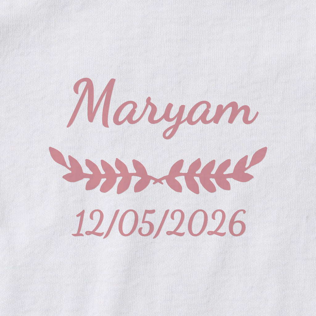 Body bébé personnalisé Maryam — gros plan du marquage « Maryam », ornement Feuillage et date de naissance « 12/05/2026 »