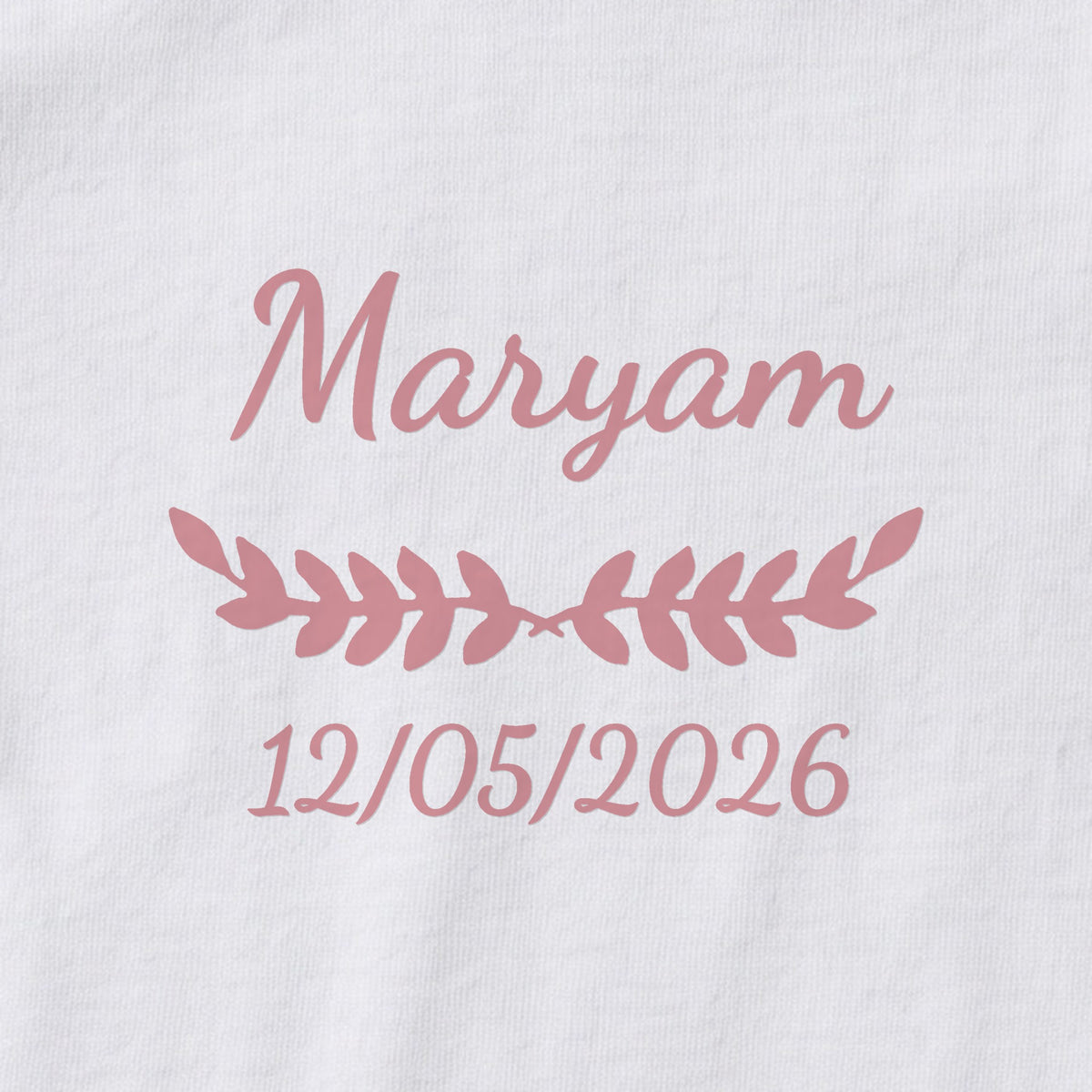 Body bébé personnalisé Maryam — gros plan du marquage « Maryam », ornement Feuillage et date de naissance « 12/05/2026 »