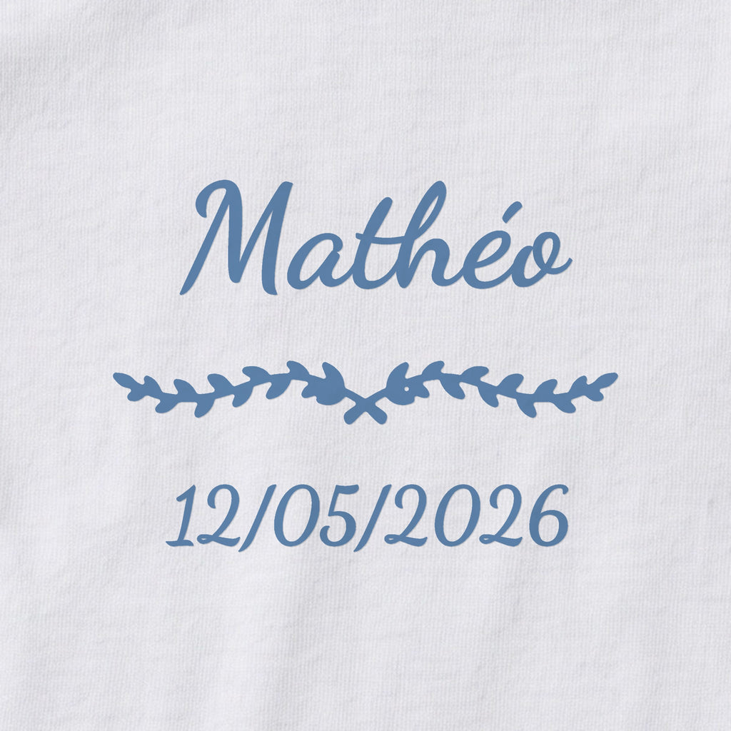 Body bébé personnalisé Mathéo — gros plan du marquage « Mathéo », ornement Liane et date de naissance « 12/05/2026 »