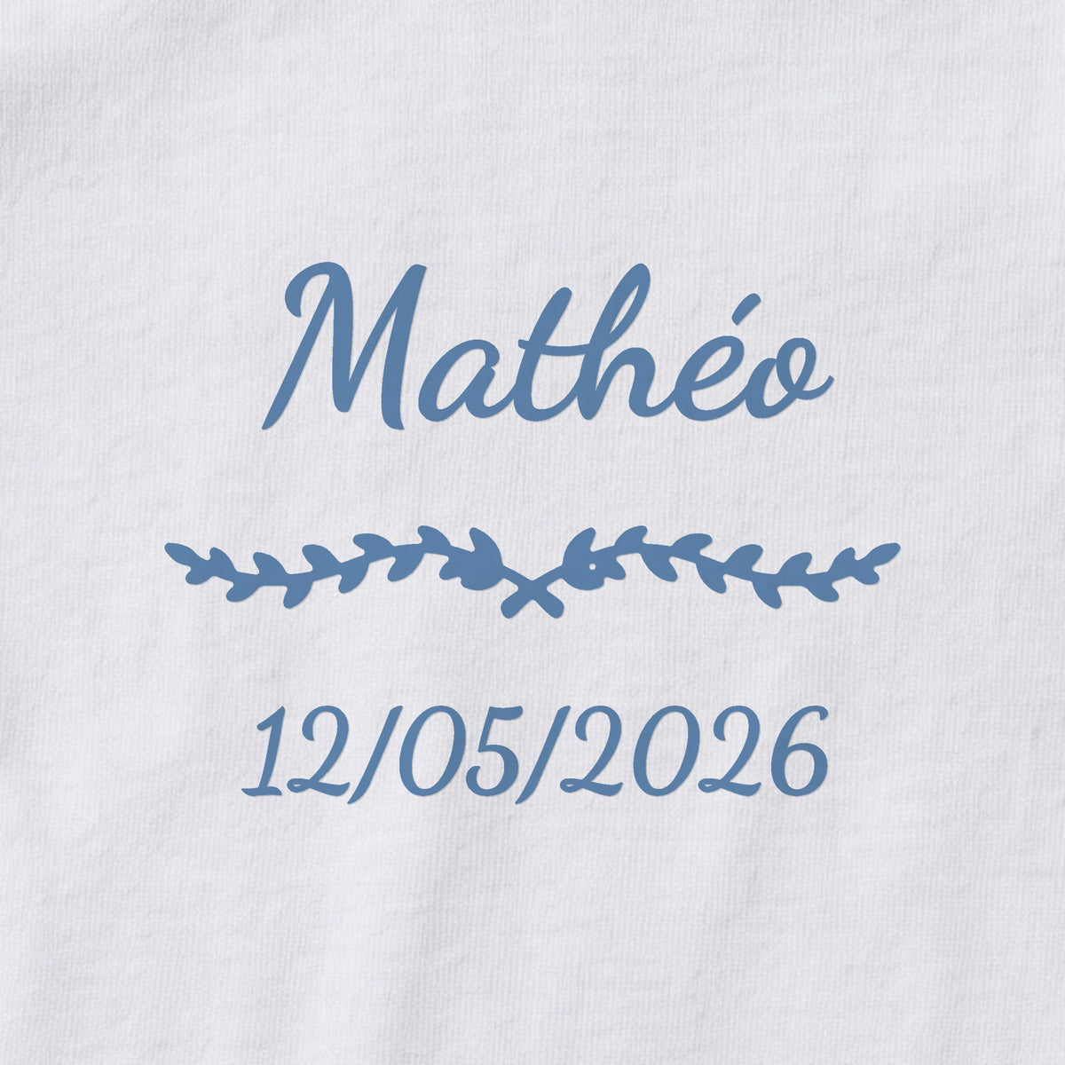Body bébé personnalisé Mathéo — gros plan du marquage « Mathéo », ornement Liane et date de naissance « 12/05/2026 »