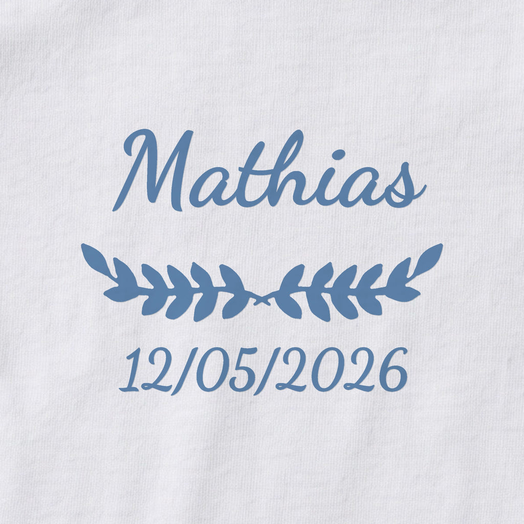 Body bébé personnalisé Mathias — gros plan du marquage « Mathias », ornement Feuillage et date de naissance « 12/05/2026 »
