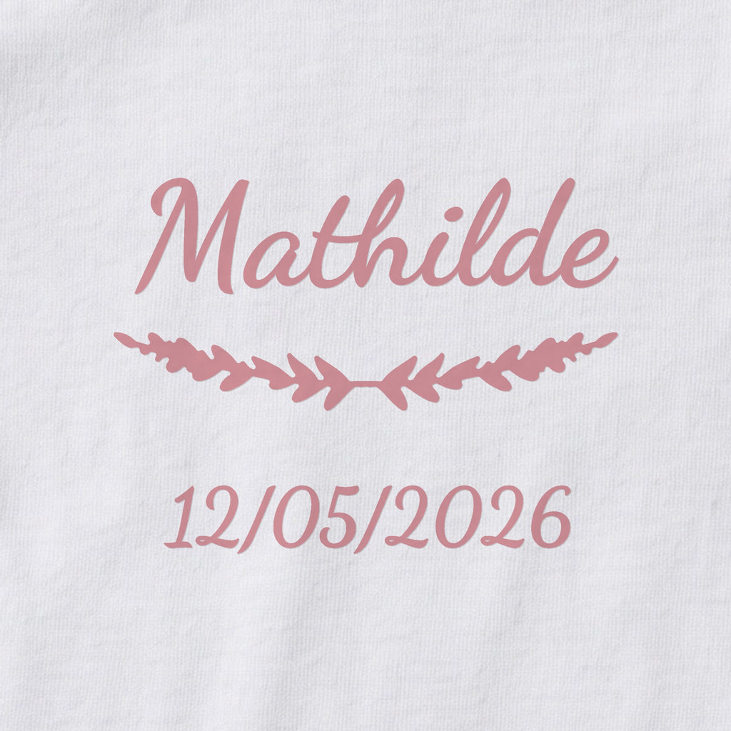 Body bébé personnalisé Mathilde — gros plan du marquage « Mathilde », ornement Brindilles et date de naissance « 12/05/2026 »