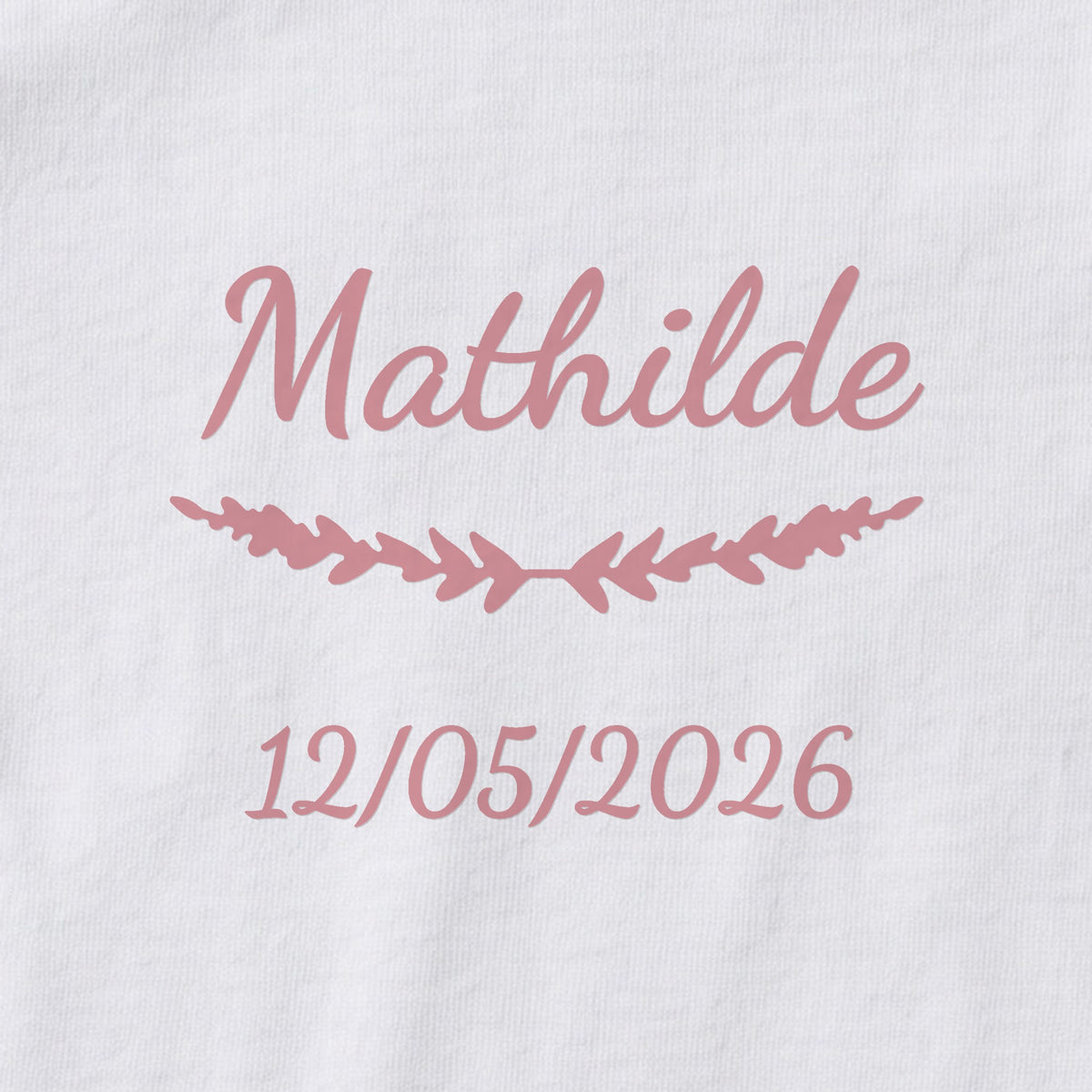 Body bébé personnalisé Mathilde — gros plan du marquage « Mathilde », ornement Brindilles et date de naissance « 12/05/2026 »