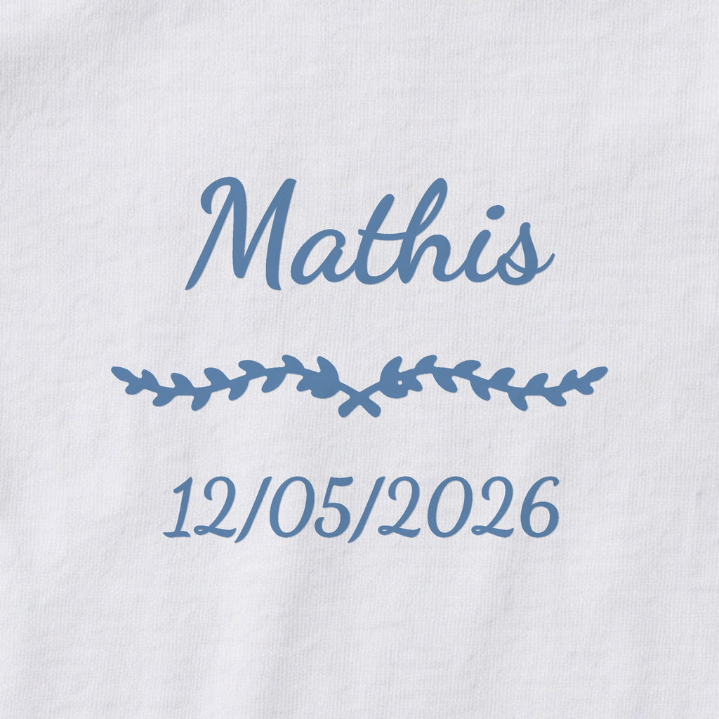Body bébé personnalisé Mathis — gros plan du marquage « Mathis », ornement Liane et date de naissance « 12/05/2026 »