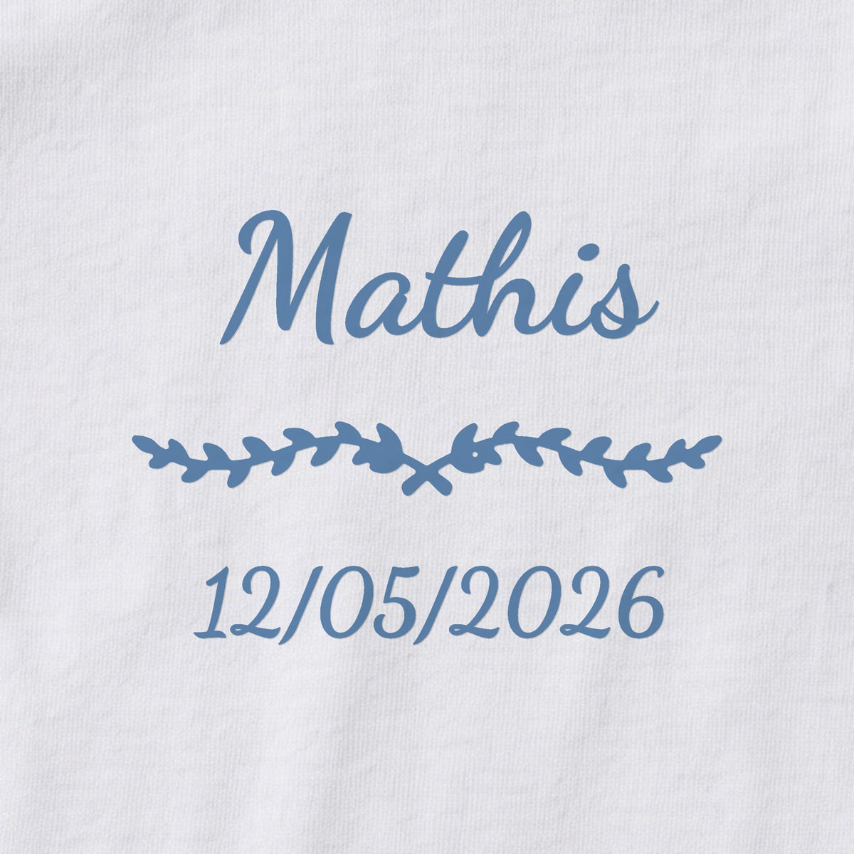 Body bébé personnalisé Mathis — gros plan du marquage « Mathis », ornement Liane et date de naissance « 12/05/2026 »