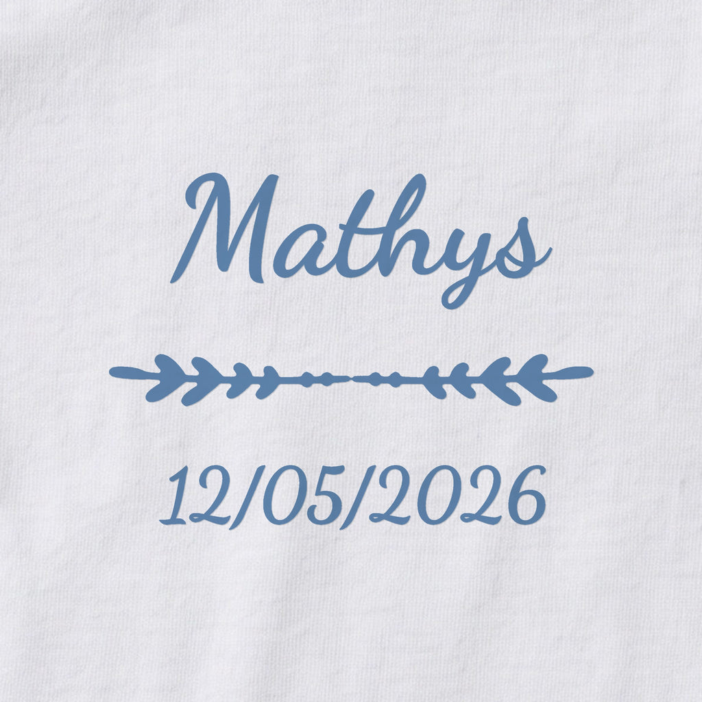 Body bébé personnalisé Mathys — gros plan du marquage « Mathys », ornement Flèche et date de naissance « 12/05/2026 »