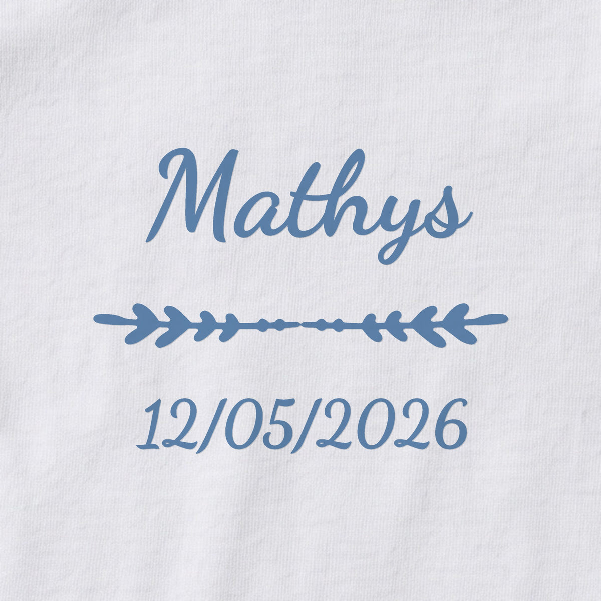 Body bébé personnalisé Mathys — gros plan du marquage « Mathys », ornement Flèche et date de naissance « 12/05/2026 »