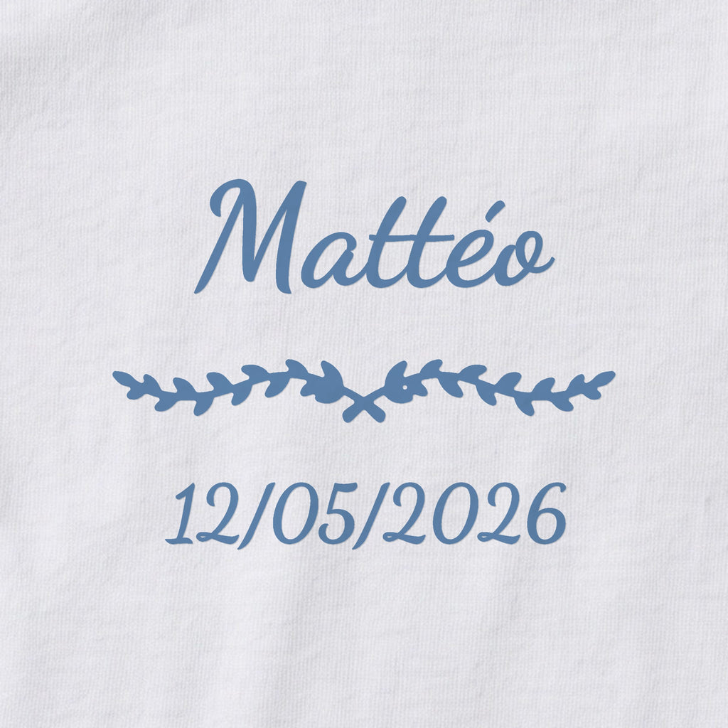 Body bébé personnalisé Mattéo — gros plan du marquage « Mattéo », ornement Liane et date de naissance « 12/05/2026 »