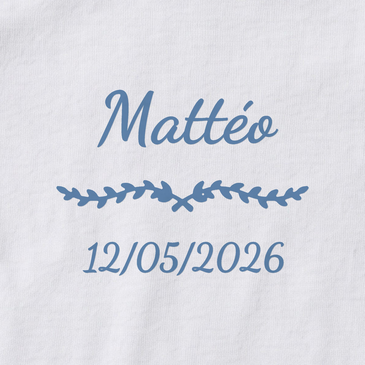 Body bébé personnalisé Mattéo — gros plan du marquage « Mattéo », ornement Liane et date de naissance « 12/05/2026 »