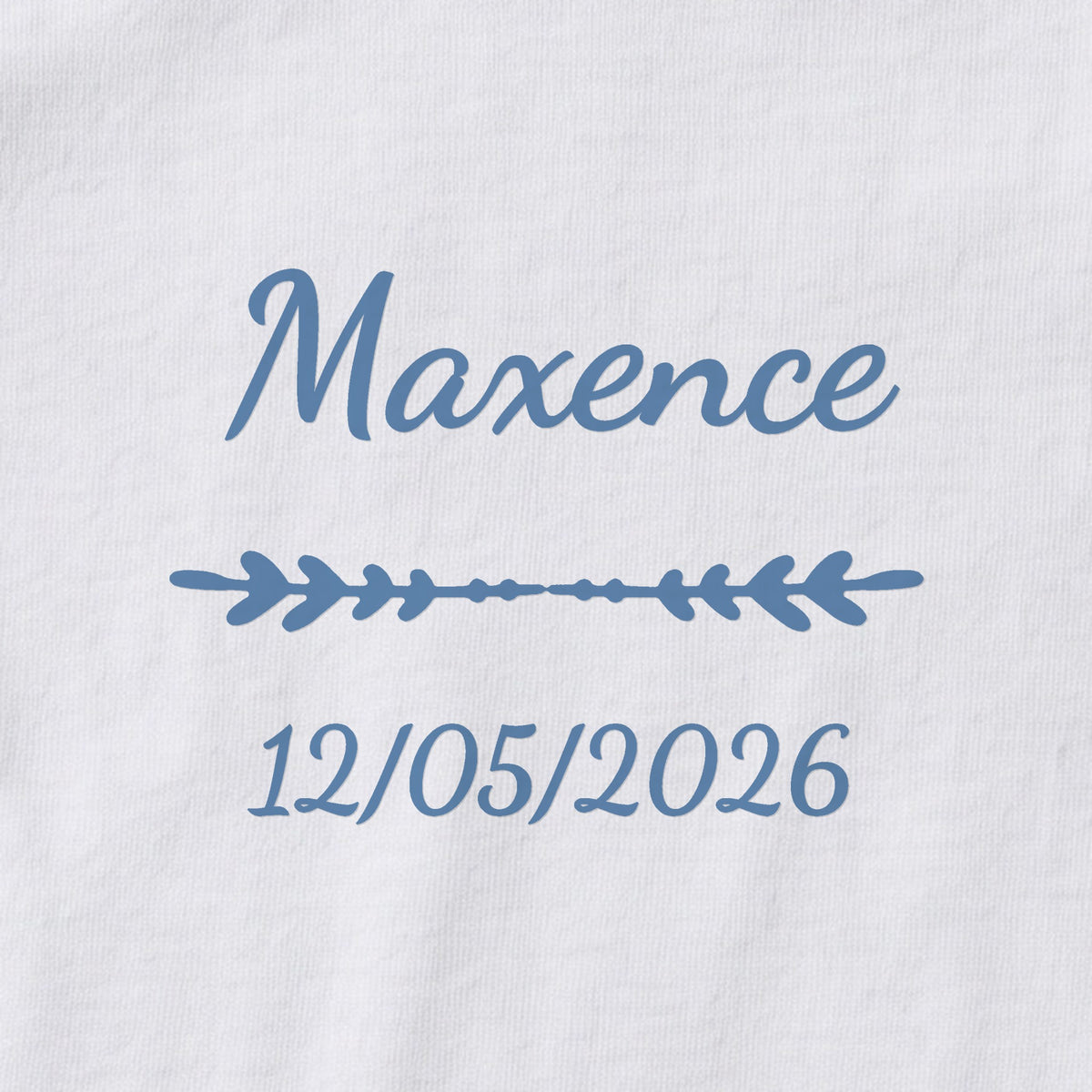 Body bébé personnalisé Maxence — gros plan du marquage « Maxence », ornement Flèche et date de naissance « 12/05/2026 »