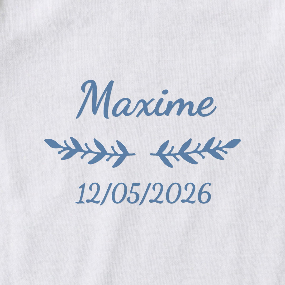 Body bébé personnalisé Maxime — gros plan du marquage « Maxime », ornement Rameaux et date de naissance « 12/05/2026 »