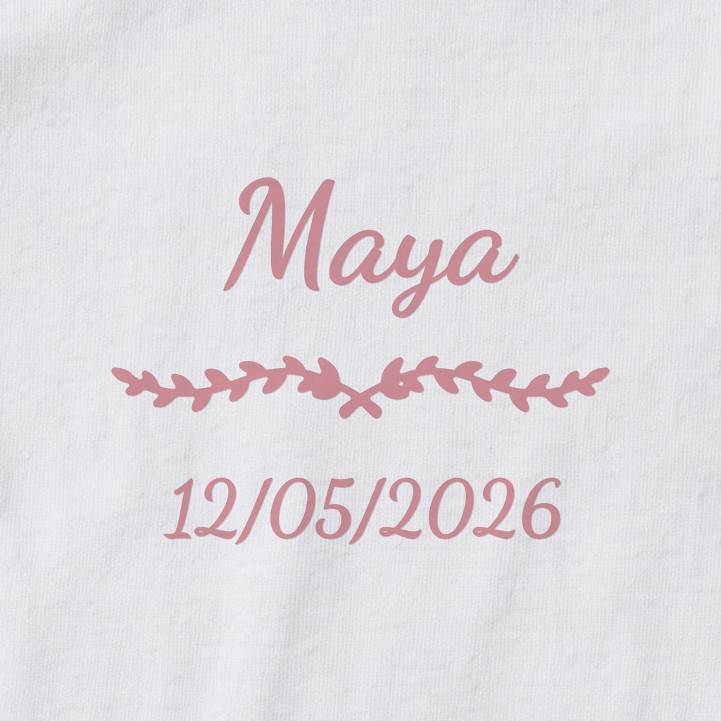 Body bébé personnalisé Maya — gros plan du marquage « Maya », ornement Liane et date de naissance « 12/05/2026 »