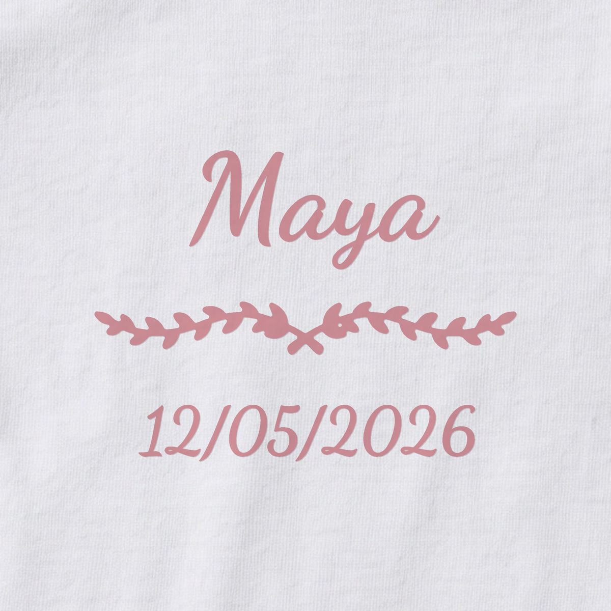 Body bébé personnalisé Maya — gros plan du marquage « Maya », ornement Liane et date de naissance « 12/05/2026 »