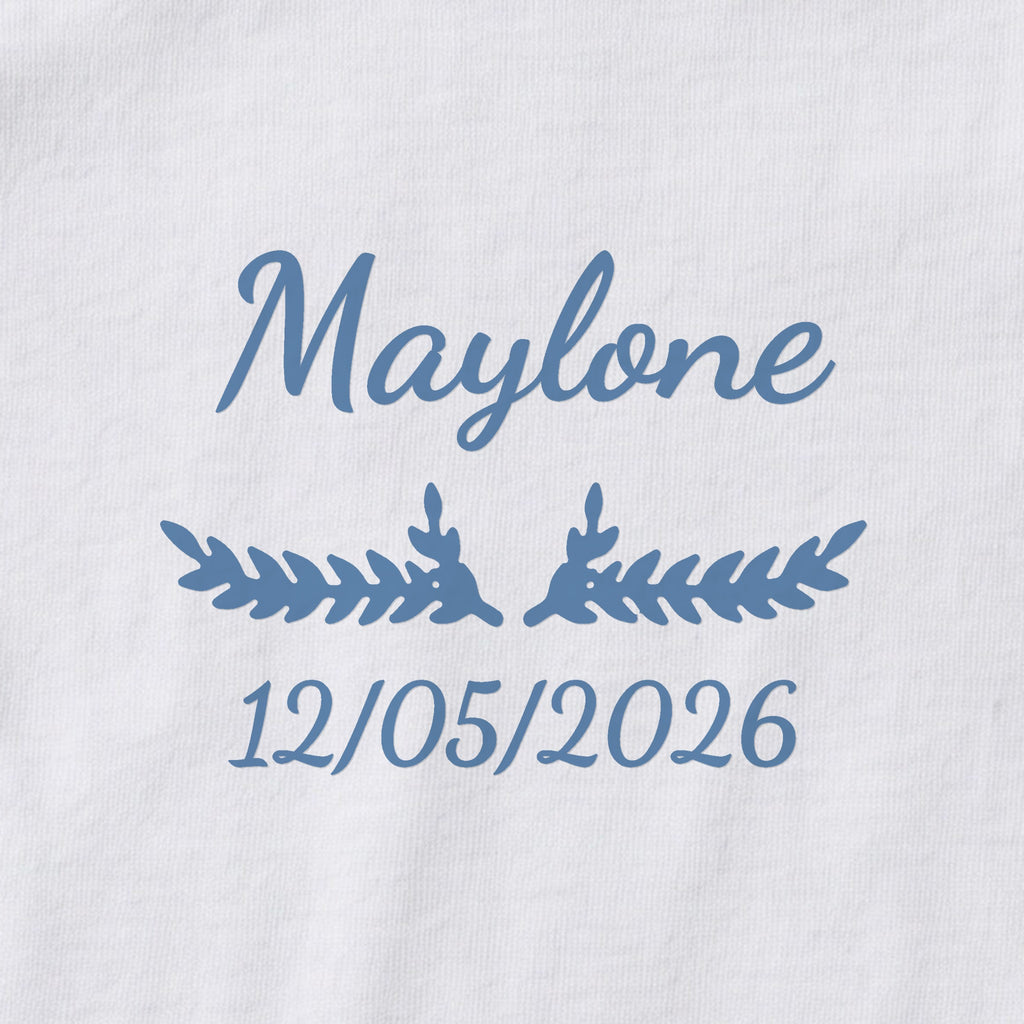 Body bébé personnalisé Maylone — gros plan du marquage « Maylone », ornement Bouquet et date de naissance « 12/05/2026 »