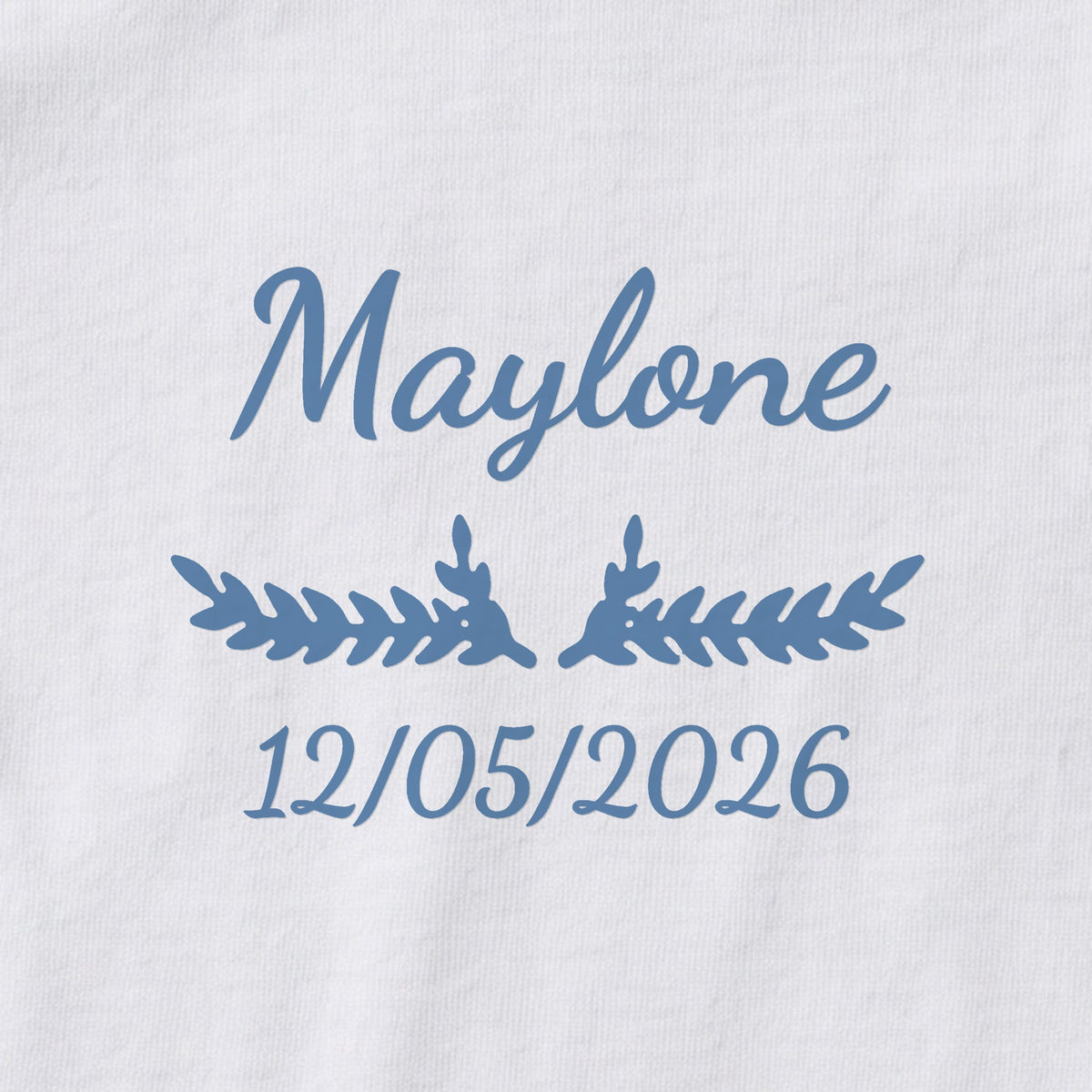 Body bébé personnalisé Maylone — gros plan du marquage « Maylone », ornement Bouquet et date de naissance « 12/05/2026 »