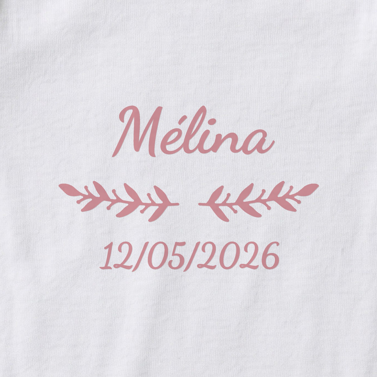 Body bébé personnalisé Mélina — gros plan du marquage « Mélina », ornement Rameaux et date de naissance « 12/05/2026 »