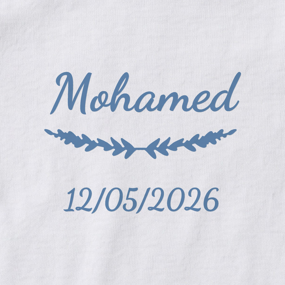 Body bébé personnalisé Mohamed — gros plan du marquage « Mohamed », ornement Brindilles et date de naissance « 12/05/2026 »