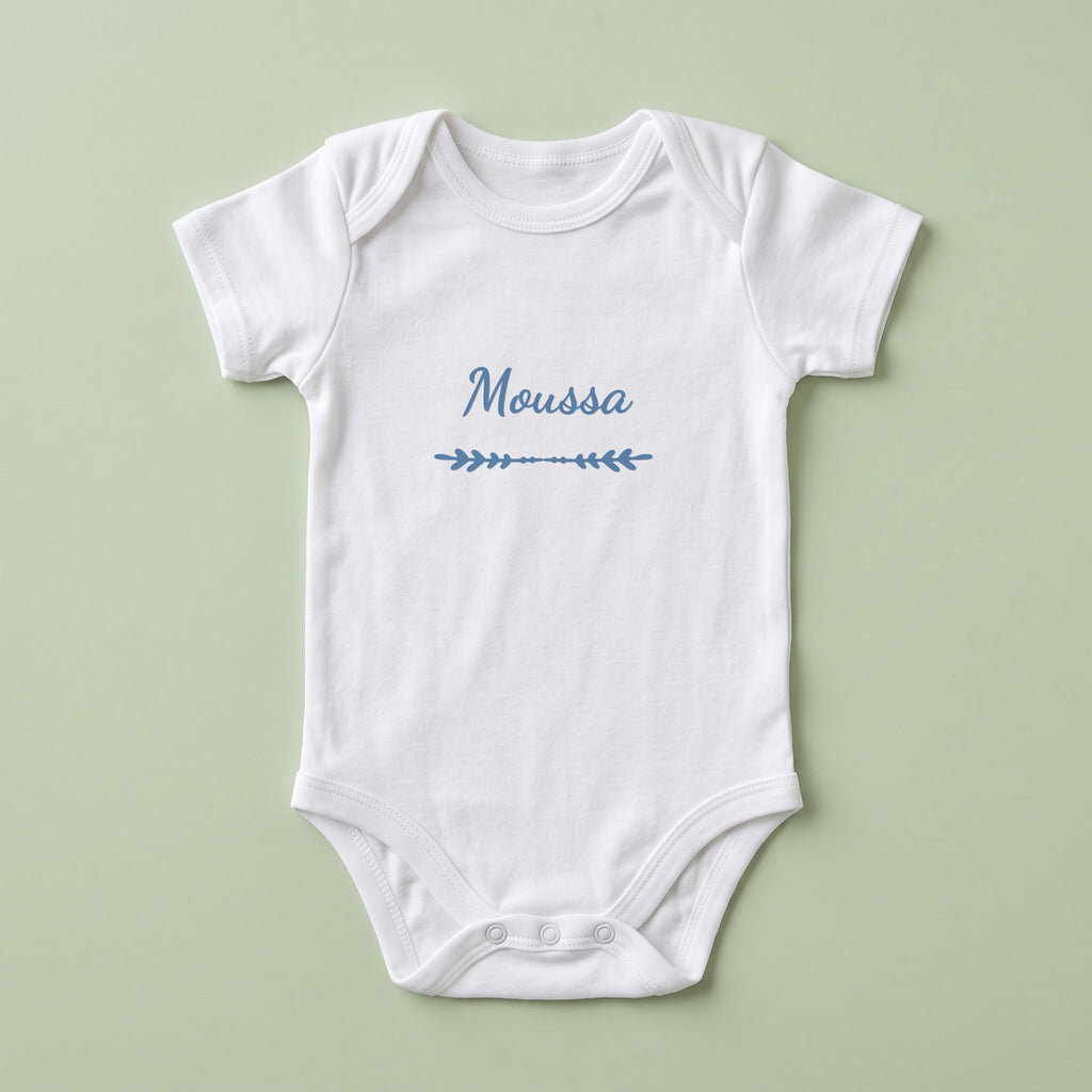 Body bébé blanc personnalisé Moussa — prénom « Moussa » marqué sur la poitrine, ornement Flèche