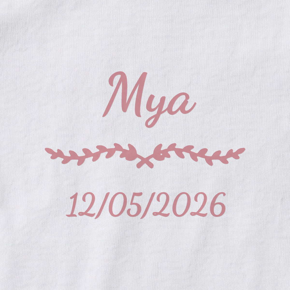 Body bébé personnalisé Mya — gros plan du marquage « Mya », ornement Liane et date de naissance « 12/05/2026 »