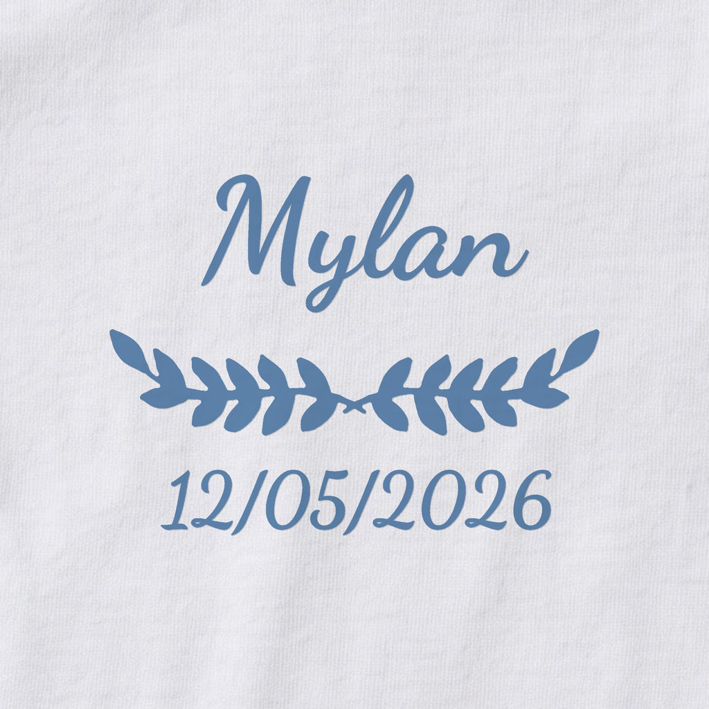 Body bébé personnalisé Mylan — gros plan du marquage « Mylan », ornement Feuillage et date de naissance « 12/05/2026 »