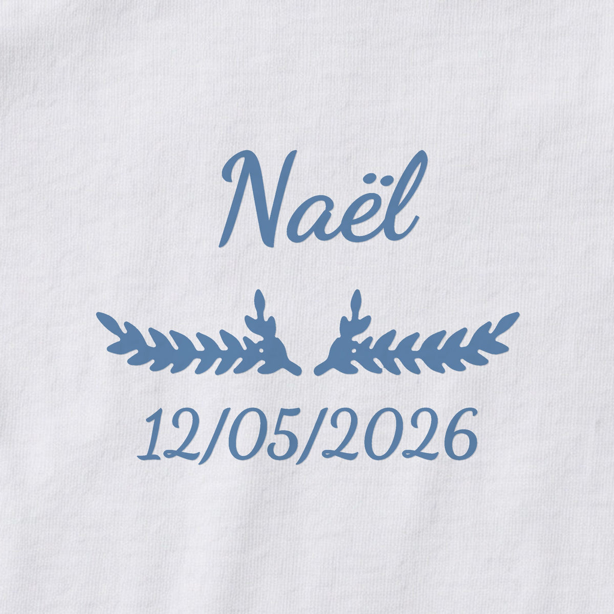 Body bébé personnalisé Naël — gros plan du marquage « Naël », ornement Bouquet et date de naissance « 12/05/2026 »