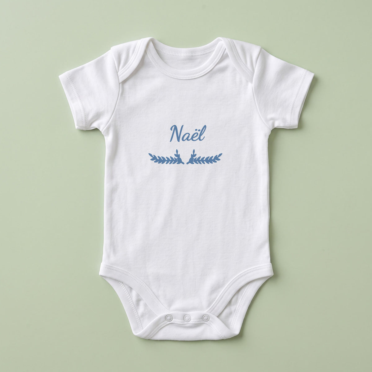 Body bébé blanc personnalisé Naël — prénom « Naël » marqué sur la poitrine, ornement Bouquet