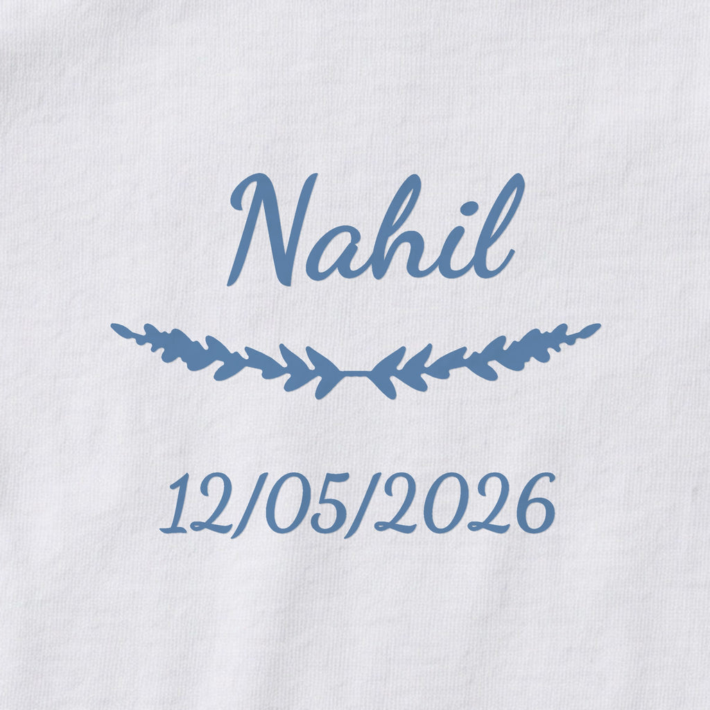 Body bébé personnalisé Nahil — gros plan du marquage « Nahil », ornement Brindilles et date de naissance « 12/05/2026 »