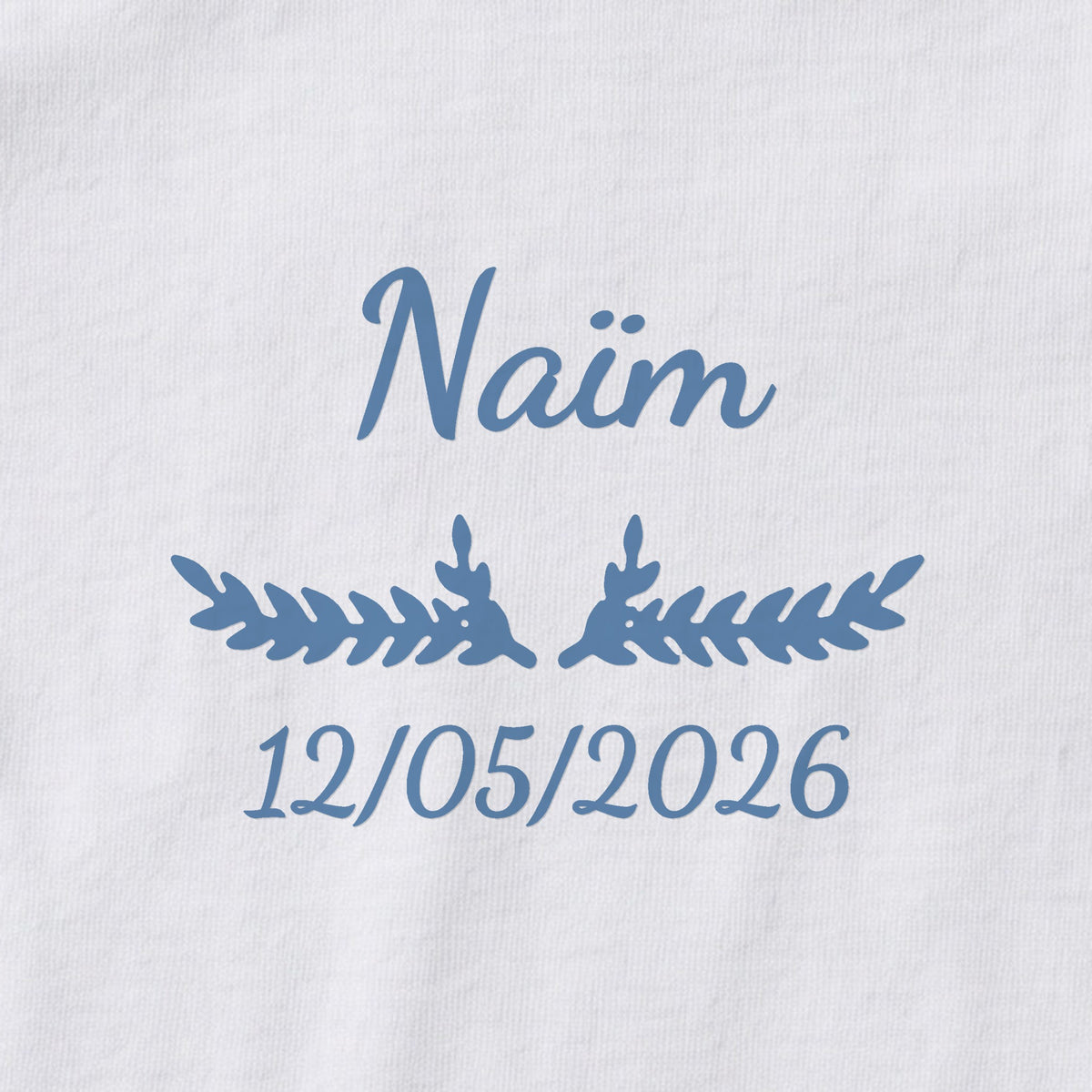 Body bébé personnalisé Naïm — gros plan du marquage « Naïm », ornement Bouquet et date de naissance « 12/05/2026 »
