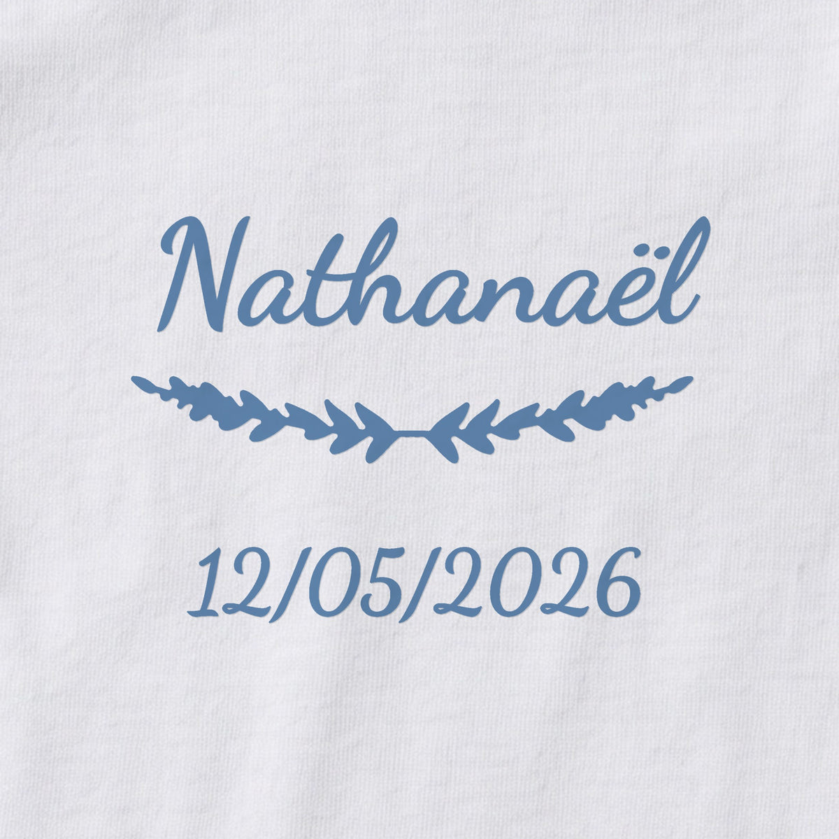 Body bébé personnalisé Nathanaël — gros plan du marquage « Nathanaël », ornement Brindilles et date de naissance « 12/05/2026 »