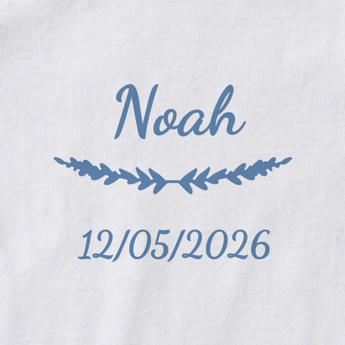 Body bébé personnalisé Noah — gros plan du marquage « Noah », ornement Brindilles et date de naissance « 12/05/2026 »