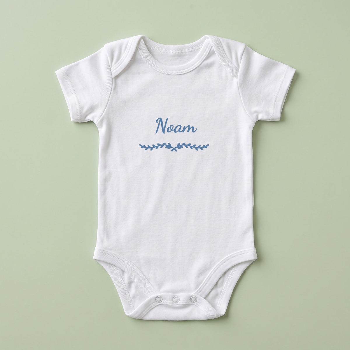 Body bébé blanc personnalisé Noam — prénom « Noam » marqué sur la poitrine, ornement Liane