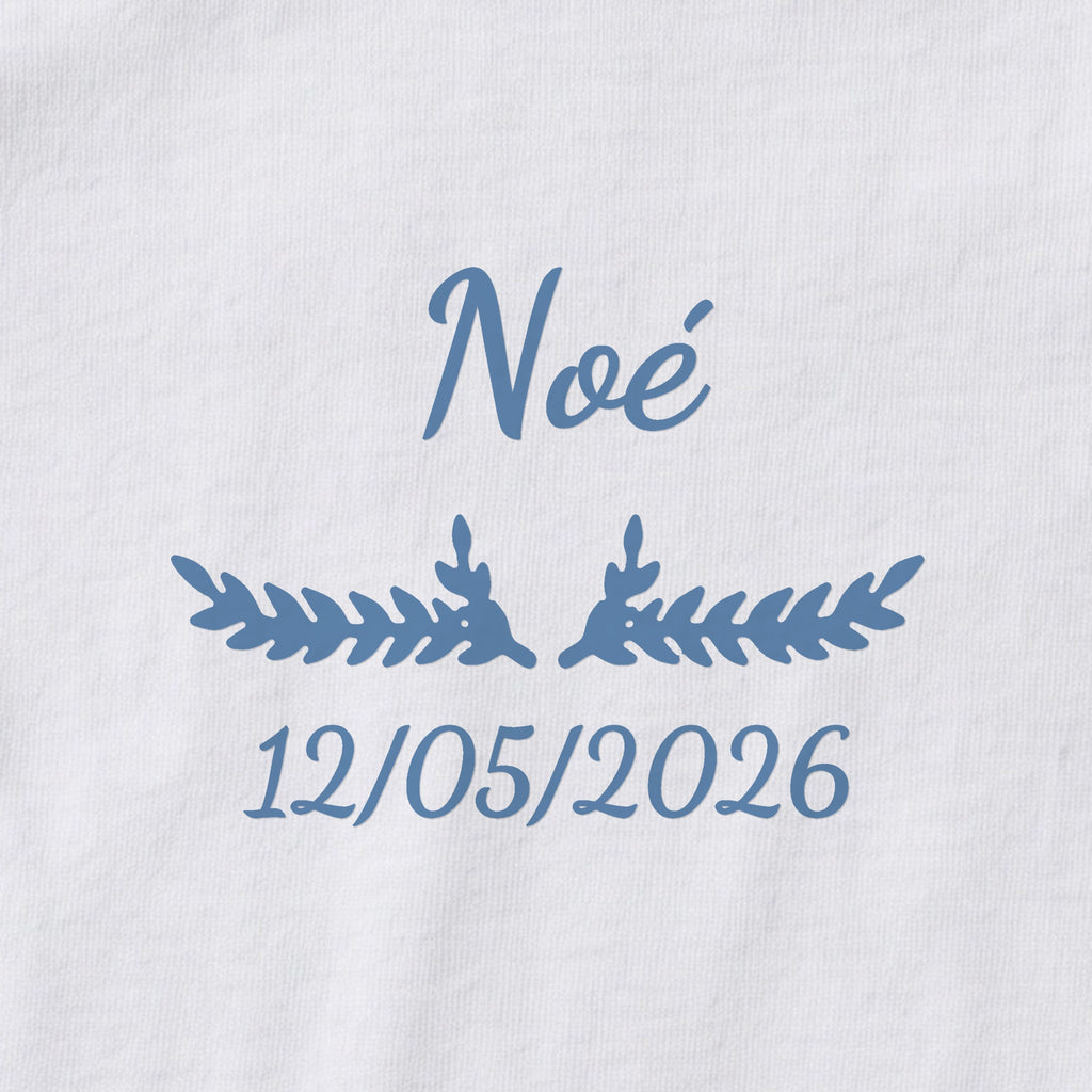 Body bébé personnalisé Noé — gros plan du marquage « Noé », ornement Bouquet et date de naissance « 12/05/2026 »