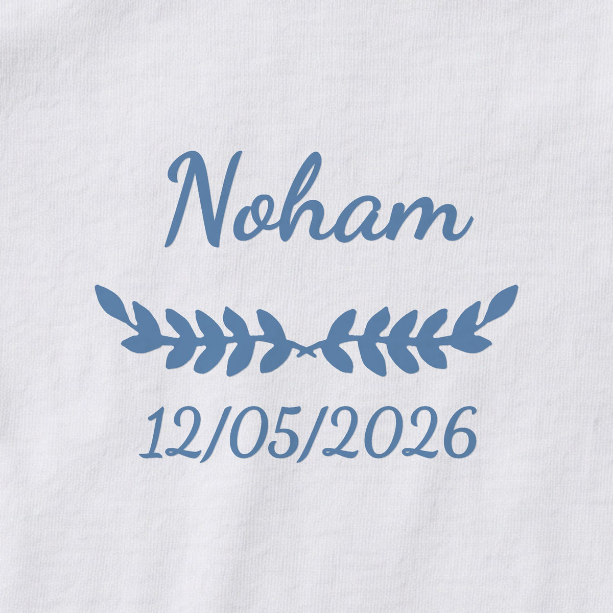 Body bébé personnalisé Noham — gros plan du marquage « Noham », ornement Feuillage et date de naissance « 12/05/2026 »